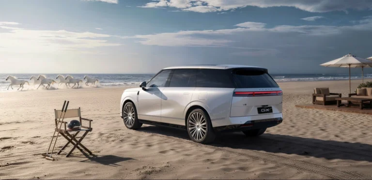 Biały Xpeng GX jako duży rodzinny SUV na plaży