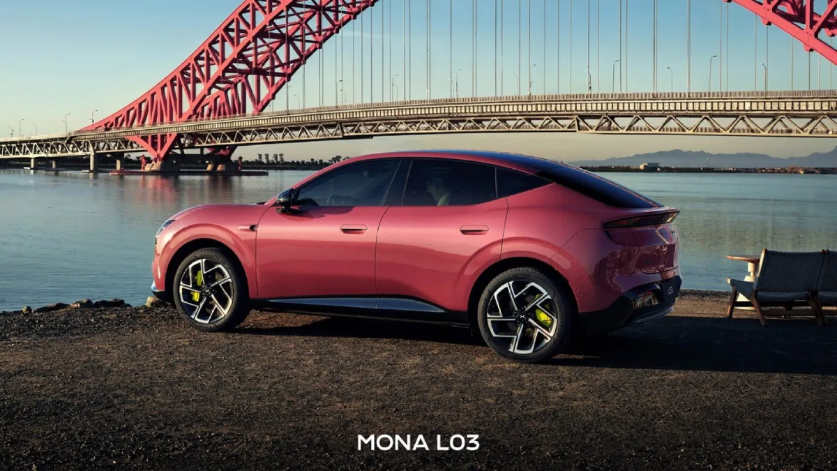Boczny profil Xpeng Mona L03 z opadającą linią dachu
