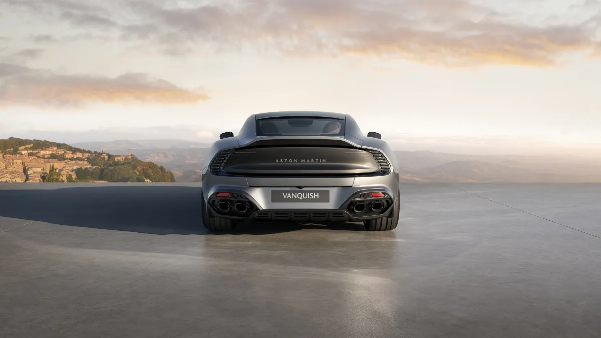 Aston Martin Vanquish 25 coupé widziany od tyłu