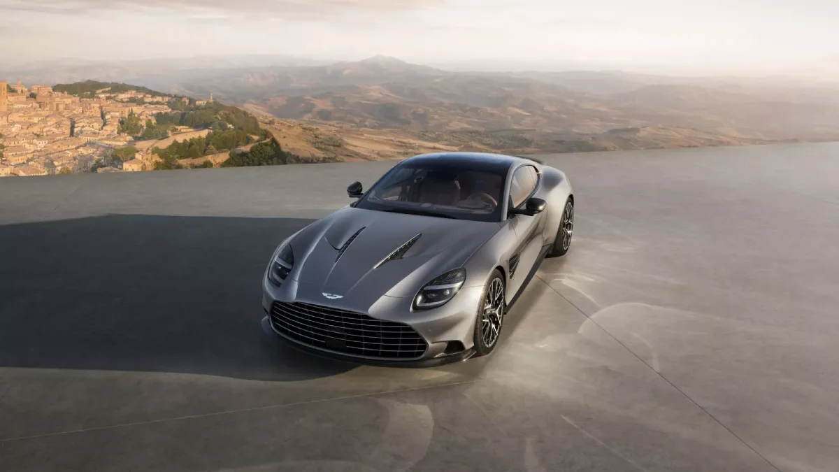 Aston Martin Vanquish 25 coupé widziany z przodu i z boku