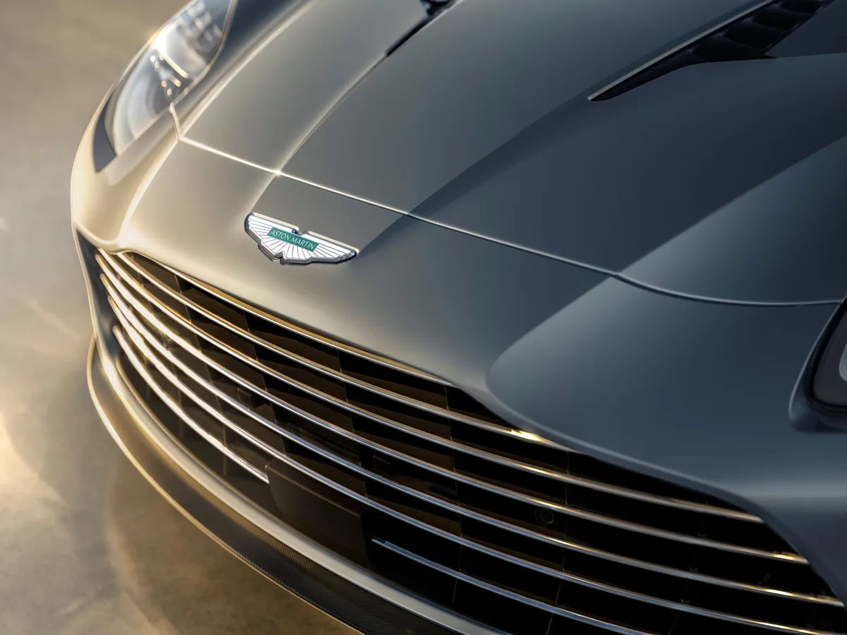 Przód Aston Martina Vanquish 25 z logo marki i grillem