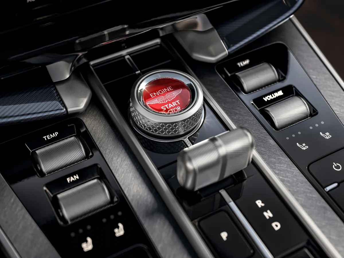 Przycisk uruchamiania silnika w Aston Martinie Vanquish 25