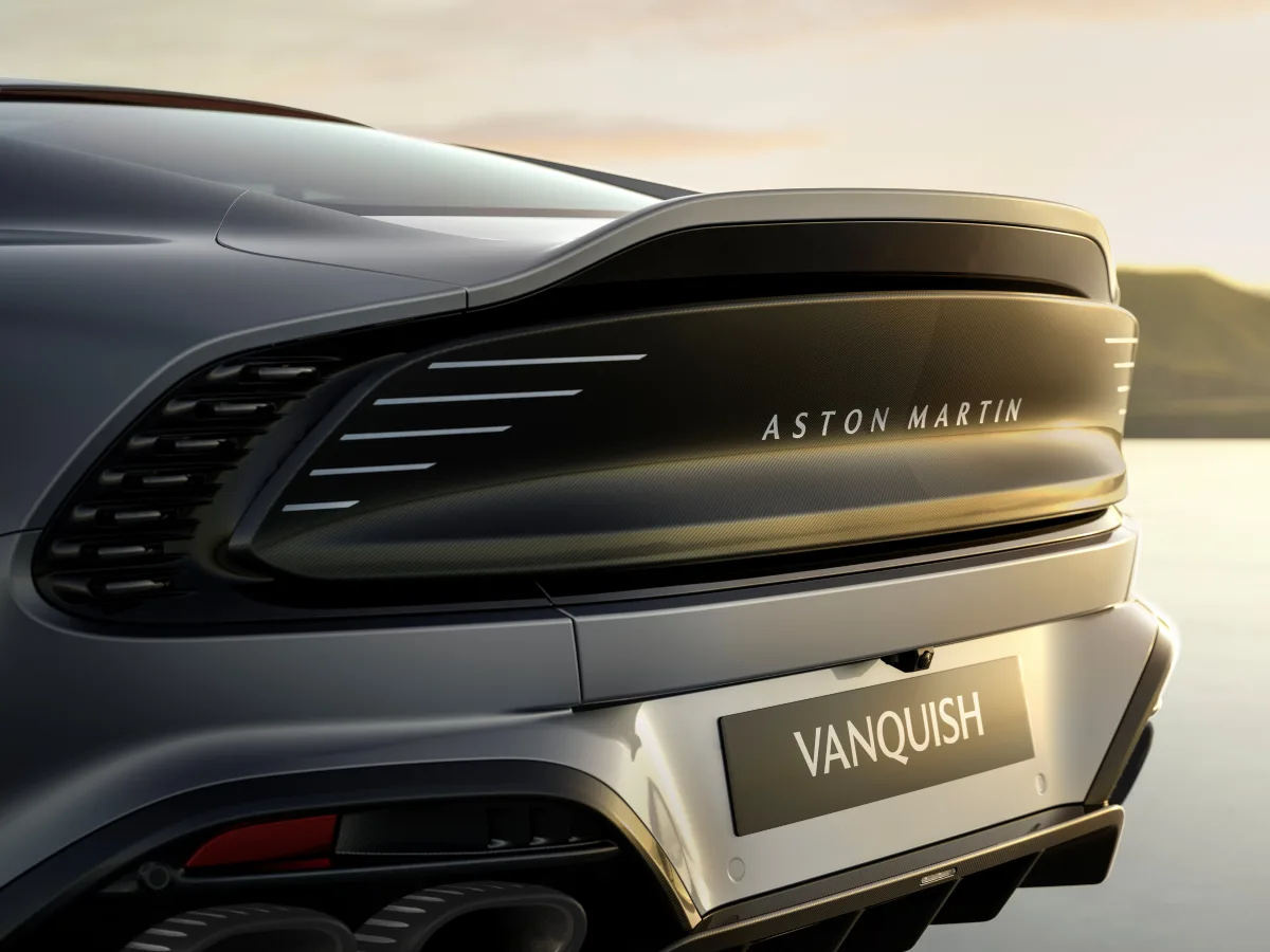Tylny panel Aston Martina Vanquish 25 z napisem Aston Martin
