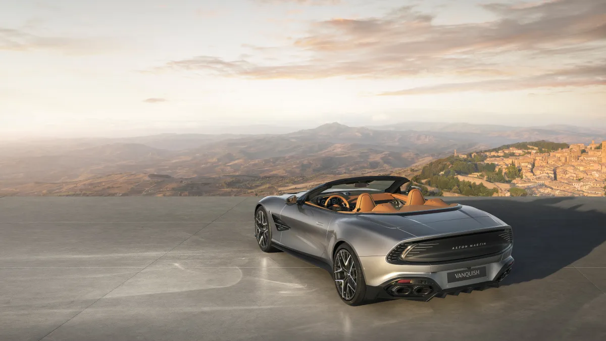 Aston Martin Vanquish 25 Volante widziany z tyłu i z boku