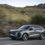 Audi Q3 2027 podczas dynamicznej jazdy po górskiej drodze