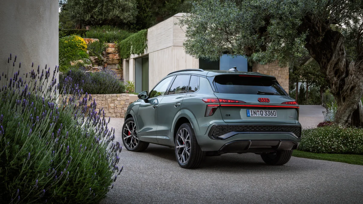 Tył Audi Q3 2027 z podświetlanym logo i lampami LED