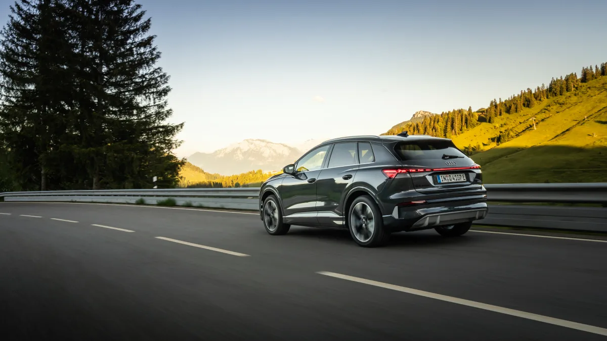Audi Q4 e-tron jadące drogą w górskim krajobrazie
