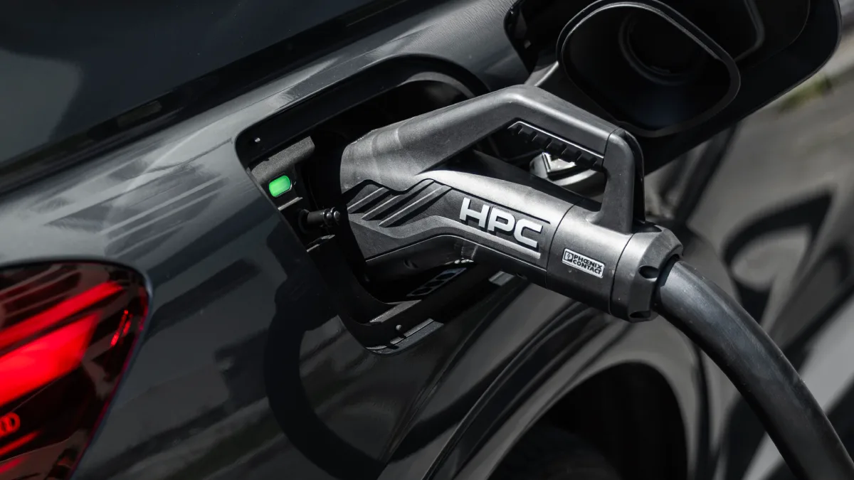 Audi Q4 e-tron podłączone do szybkiej ładowarki HPC