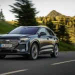 Audi Q4 e-tron po modernizacji podczas jazdy górską drogą
