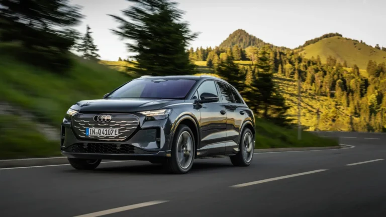 Audi Q4 e-tron po modernizacji podczas jazdy górską drogą