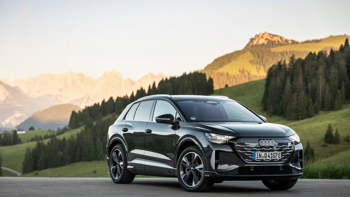 Zmodernizowane Audi Q4 e-tron na tle gór