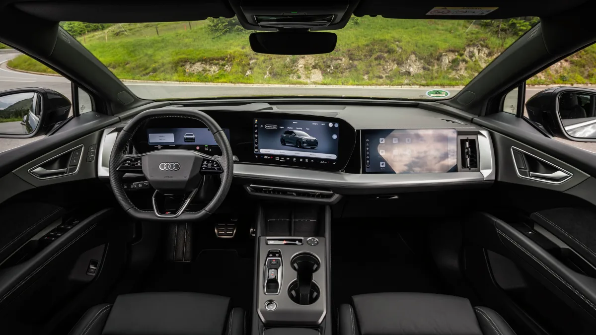 Wnętrze Audi Q4 e-tron z nowym systemem MMI i trzema ekranami