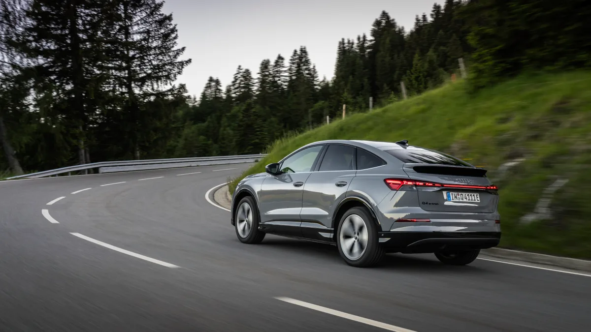 Audi Q4 Sportback e-tron podczas jazdy po górskiej drodze