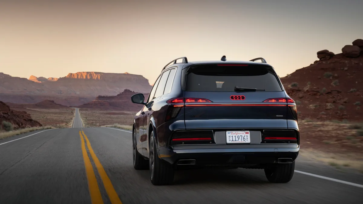 Audi Q9 podczas jazdy widziane od tyłu