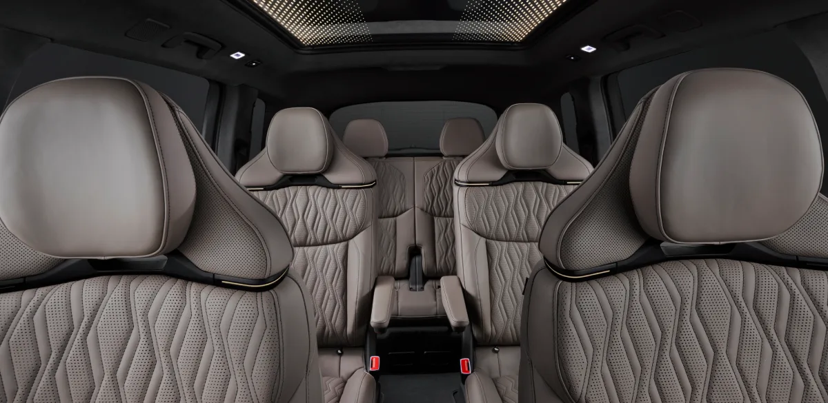 Wnętrze Audi Q9 z trzema rzędami siedzeń