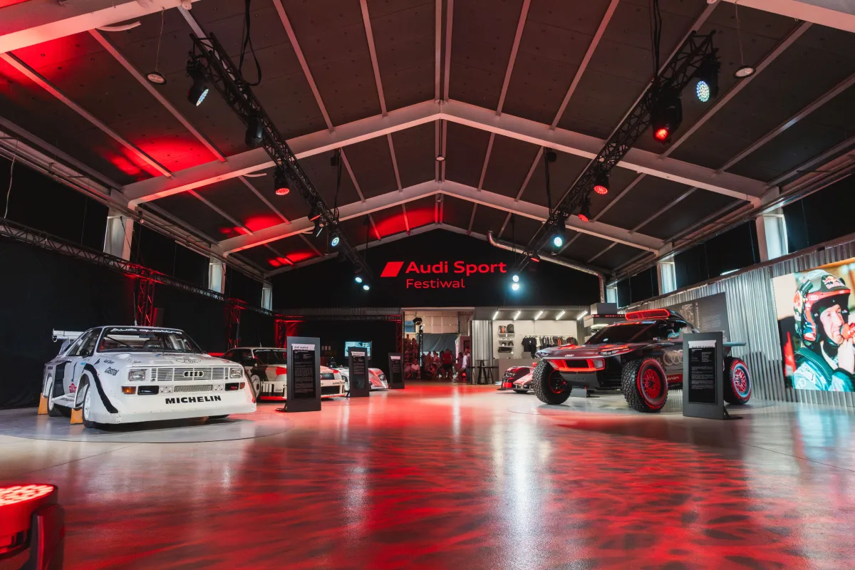 Hala Audi Sport Festiwalu w Warszawie z Audi quattro i RS Q e-tron