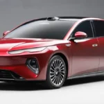 Czerwony BYD Seal 08 pokazany z przodu i z boku w ujęciu studyjnym