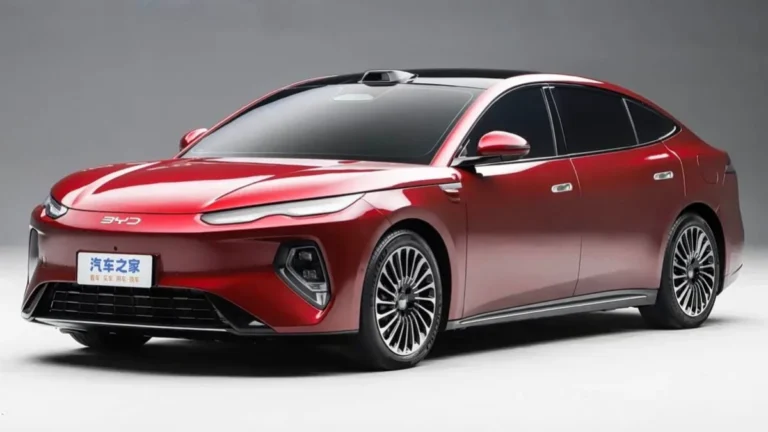 Czerwony BYD Seal 08 pokazany z przodu i z boku w ujęciu studyjnym