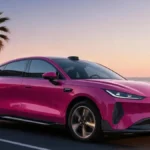 Chery Fulwin A9 jako różowy elektryczny sedan podczas jazdy nad wybrzeżem