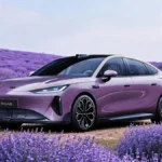 Chery Fulwin A9 w fioletowym kolorze na tle pola lawendy