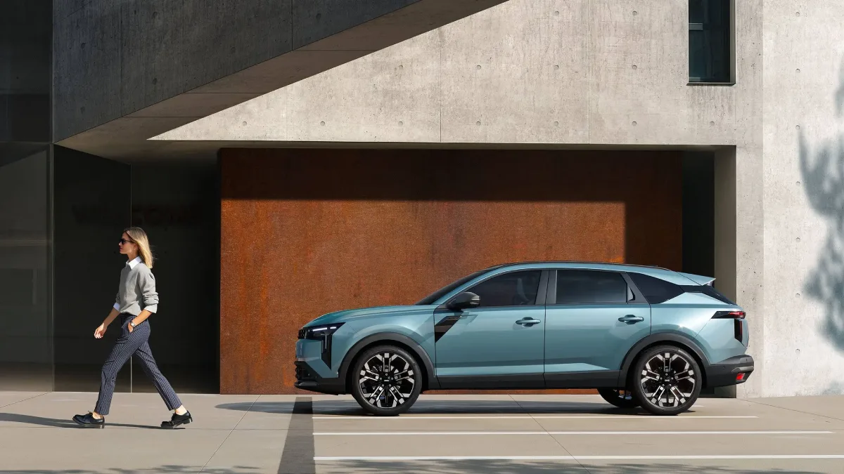 Dacia Striker 2027 pokazana obok osoby dla porównania rozmiaru