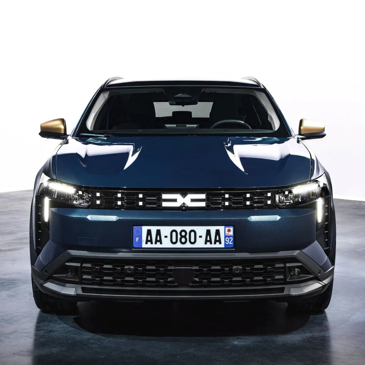 Przód Dacii Striker z reflektorami LED i nowym pasem świetlnym