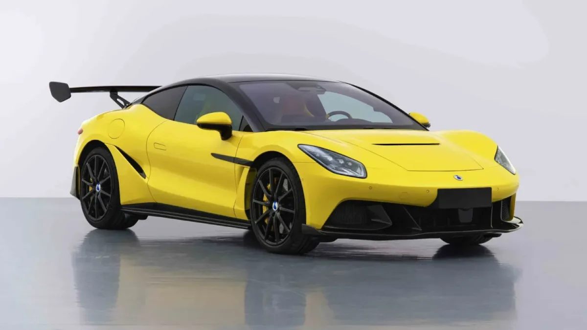 Żółta Denza Z Racing z pakietem aerodynamicznym i dużym tylnym skrzydłem