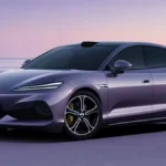 Denza Z9S widziana z przodu i z boku