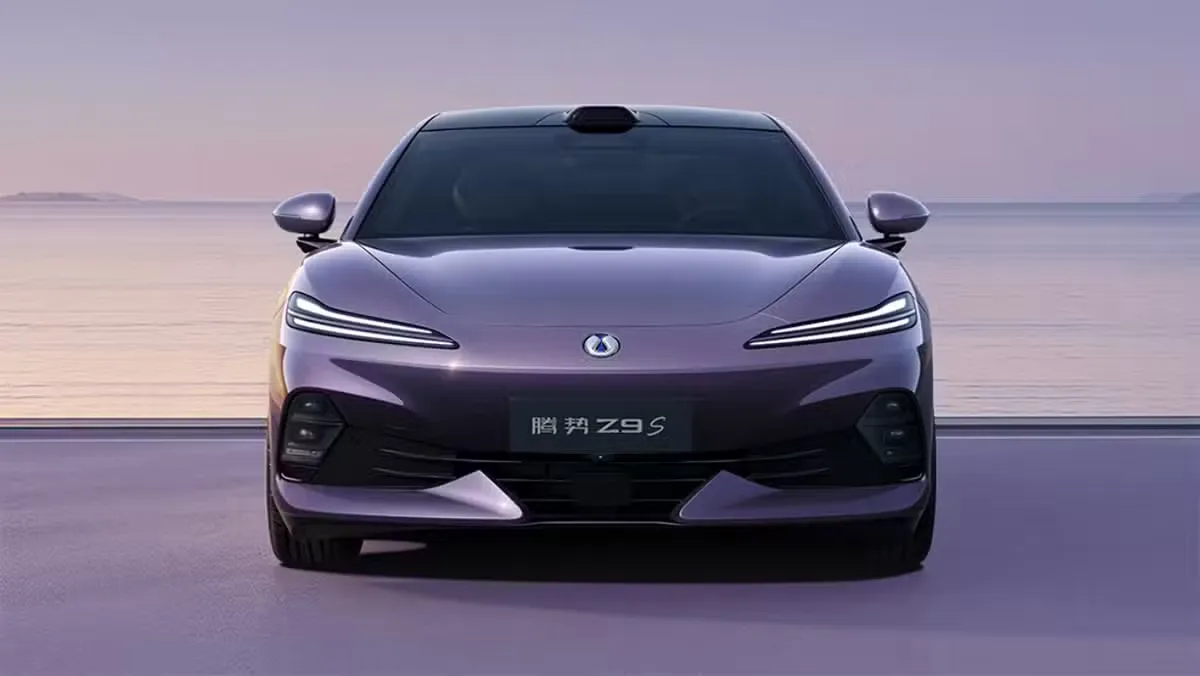 Przód Denzy Z9S z wąskimi reflektorami i lidarem na dachu