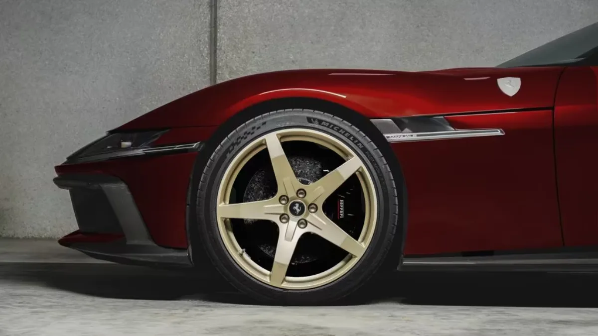 Przednie koło Ferrari 12Cilindri Manuale ze złotą felgą