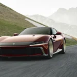 Czerwone Ferrari 12Cilindri Manuale podczas jazdy po górskiej drodze