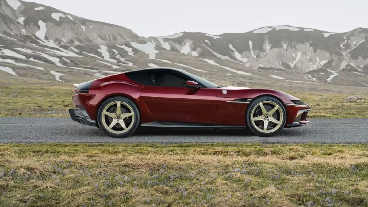 Czerwone Ferrari 12Cilindri Manuale pokazane z profilu