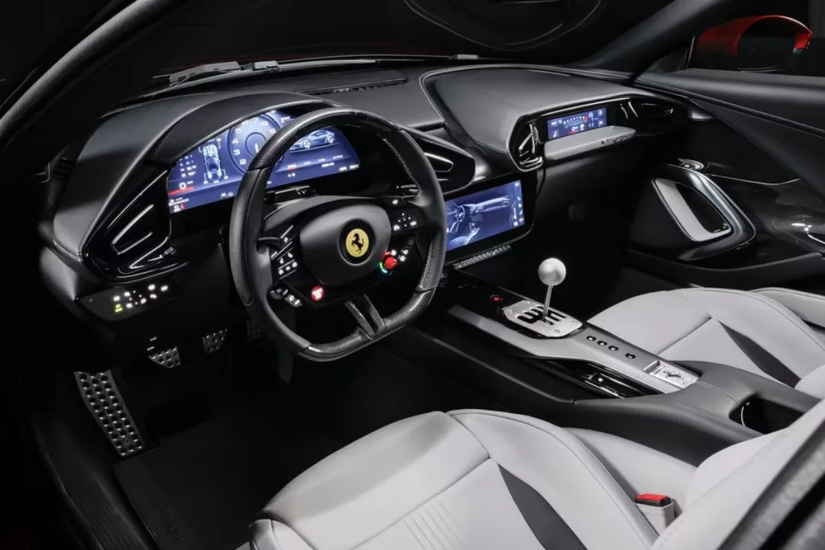 Wnętrze Ferrari 12Cilindri Manuale z lewarkiem i trzema pedałami