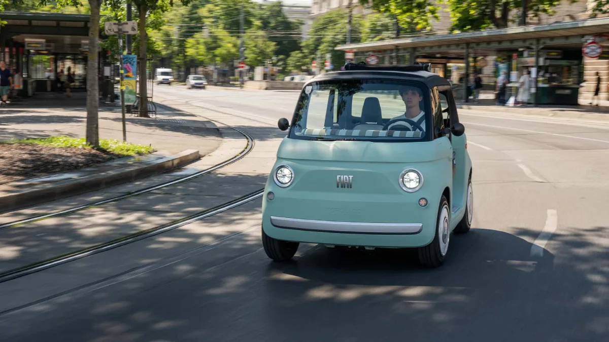 Fiat Topolino podczas spokojnej jazdy miejskiej