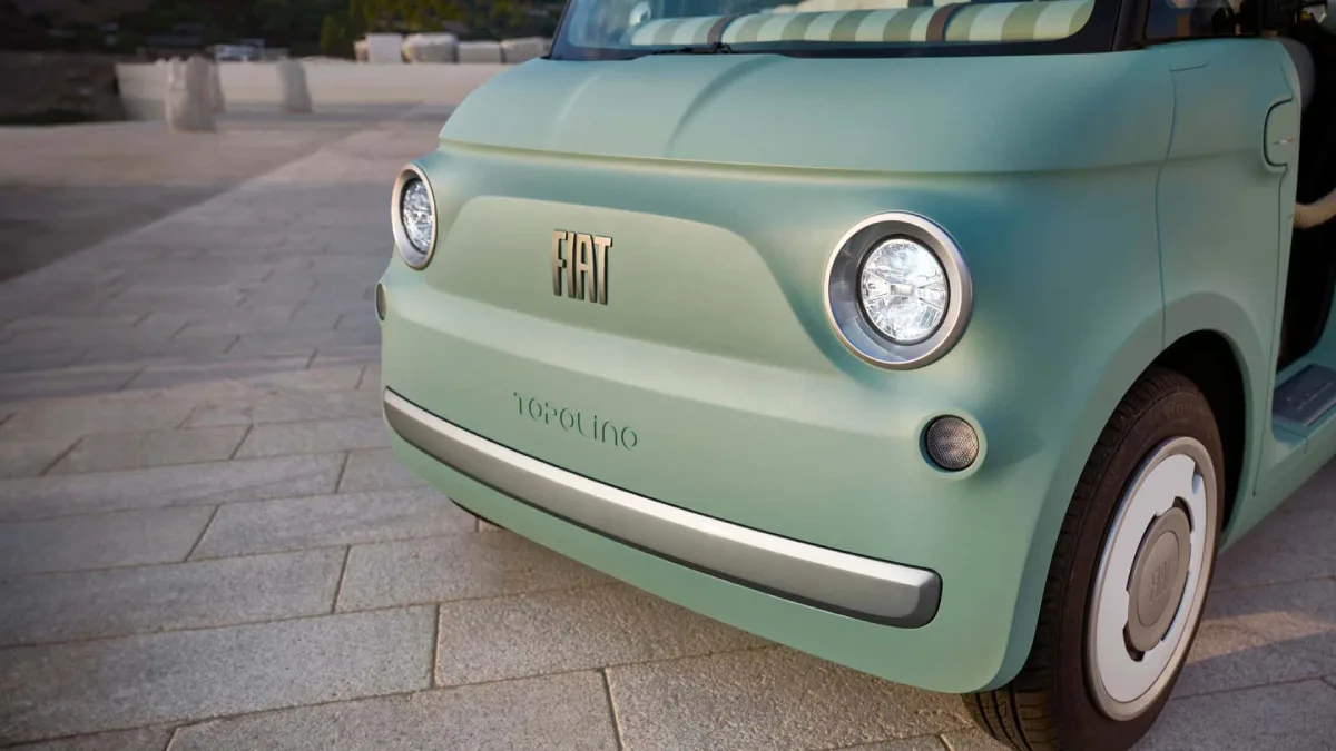 Przód Fiata Topolino z okrągłymi reflektorami i logo Fiat
