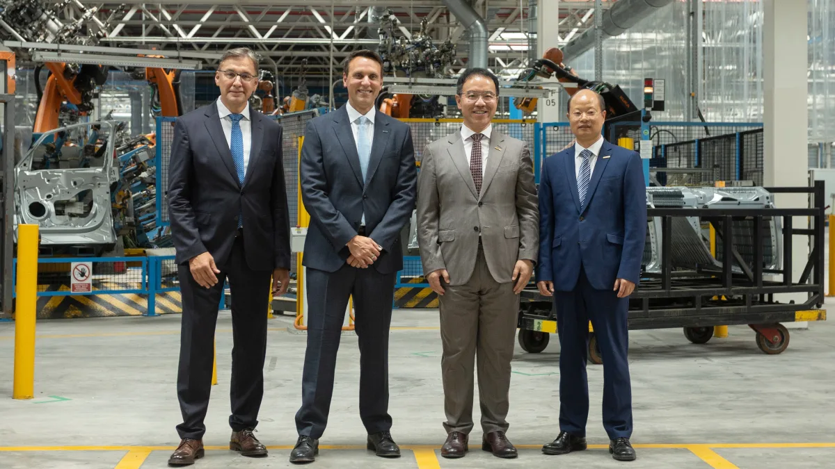 Przedstawiciele Forda i Geely w fabryce samochodów w Walencji