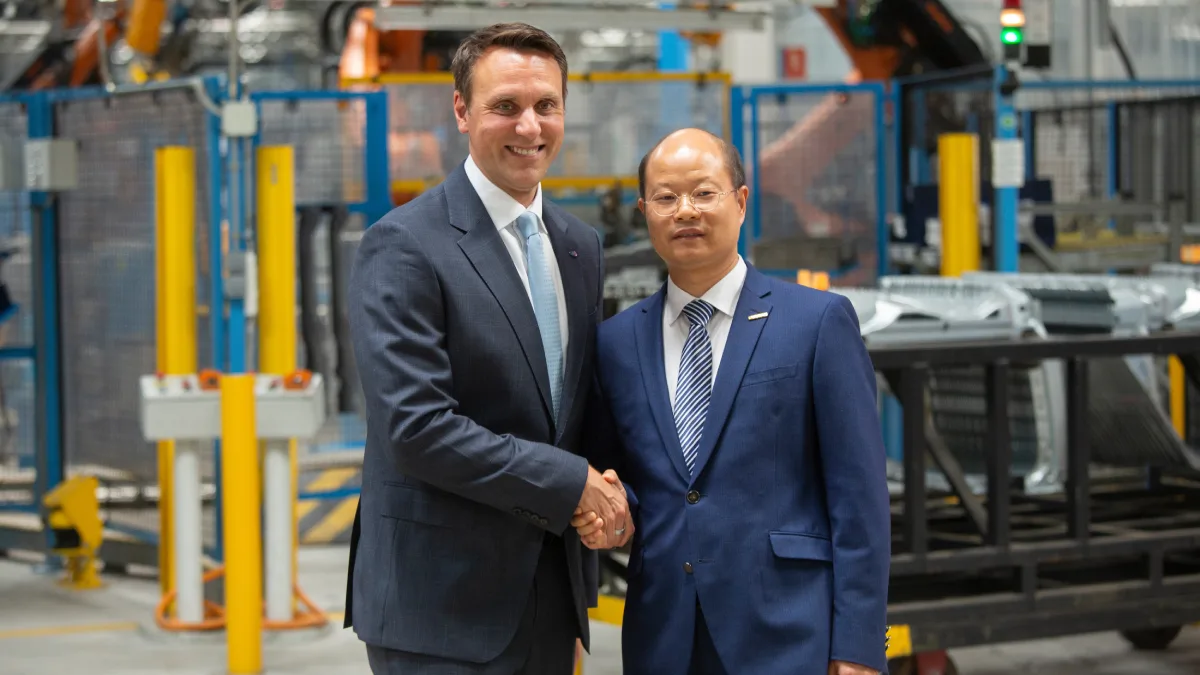 Przedstawiciele Forda i Geely podczas zawarcia porozumienia o współpracy w Europie