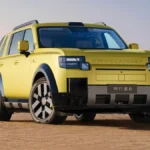 Freelander 8 w żółtym kolorze pokazany z przodu pod kątem
