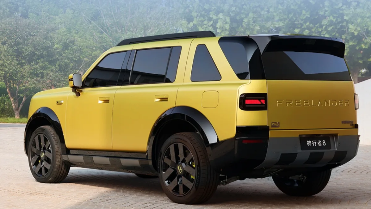 Freelander 8 pokazany od tyłu pod kątem 3/4