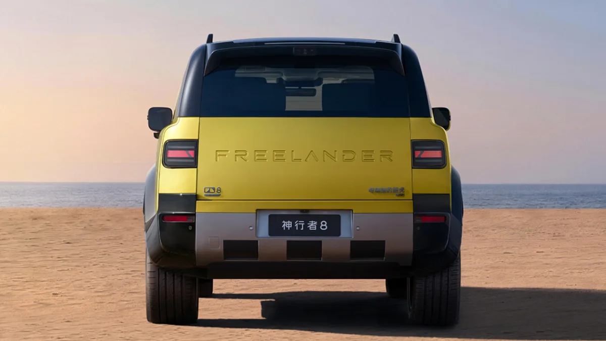 Tył Freelandera 8 z szeroką klapą bagażnika i napisem Freelander