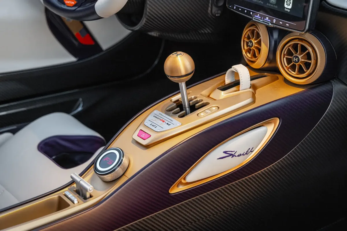 Manualna dźwignia zmiany biegów w Hennessey Venom F5-M Roadster