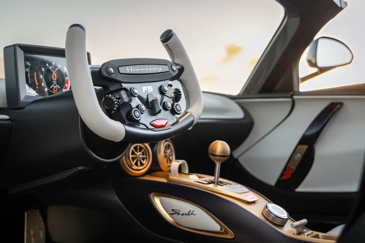 Kokpit Hennessey Venom F5-M Roadster z kierownicą i manualną skrzynią biegów