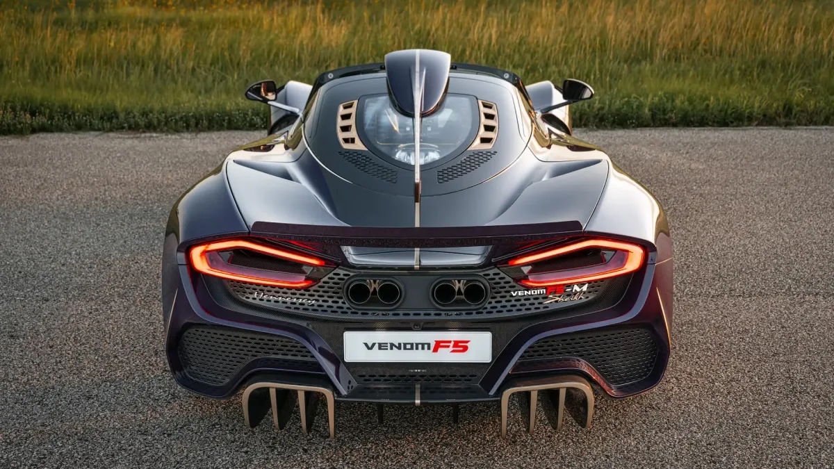Tył Hennessey Venom F5-M Roadster z dyfuzorem, światłami i płetwą grzbietową