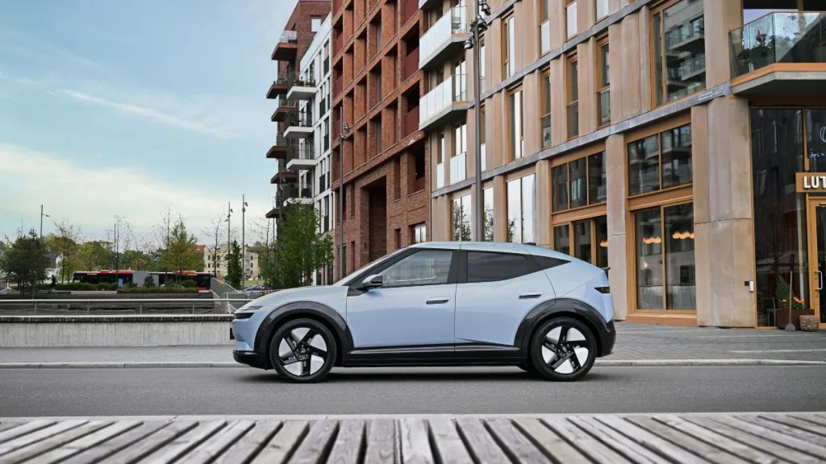 Boczna sylwetka Aero Hatch nowego Hyundaia IONIQ 3