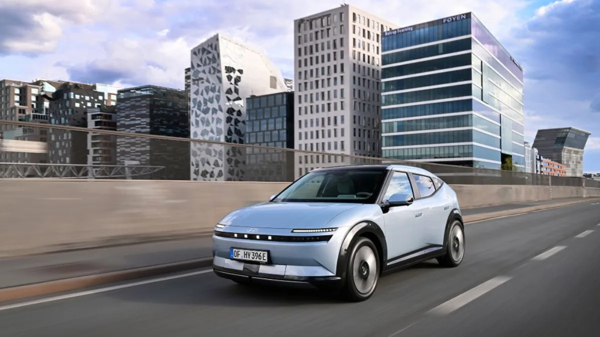 Hyundai IONIQ 3 podczas jazdy po europejskim mieście