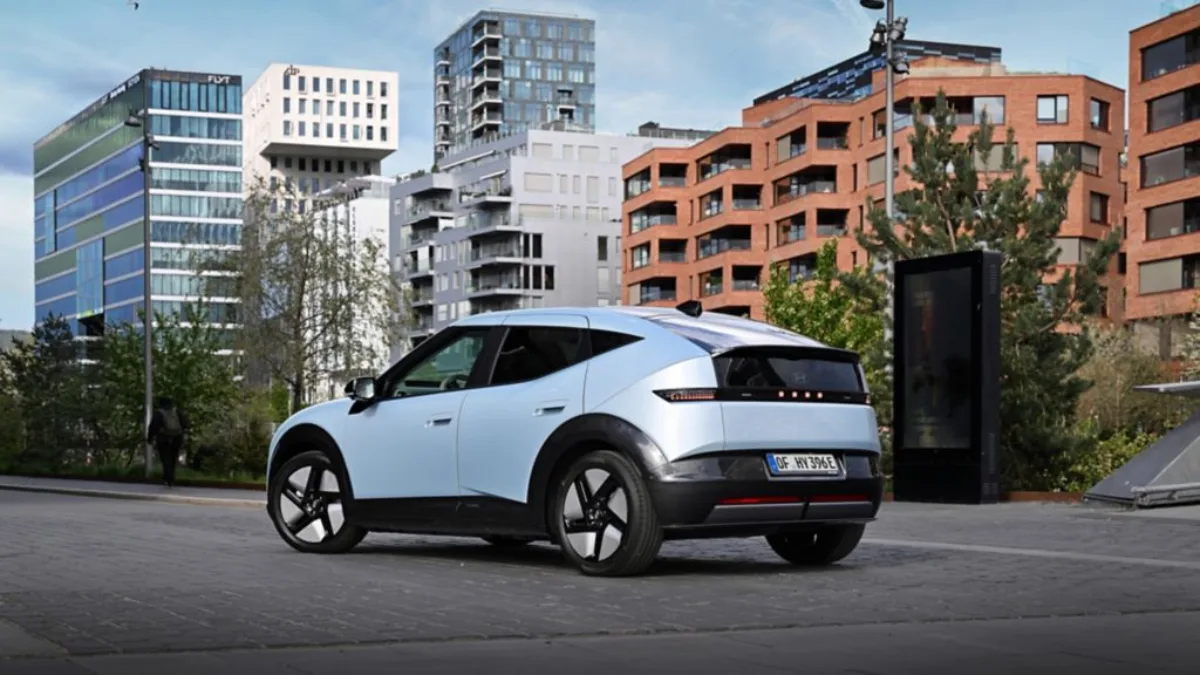 Tył Hyundaia IONIQ 3 i sylwetka nadwozia Aero Hatch