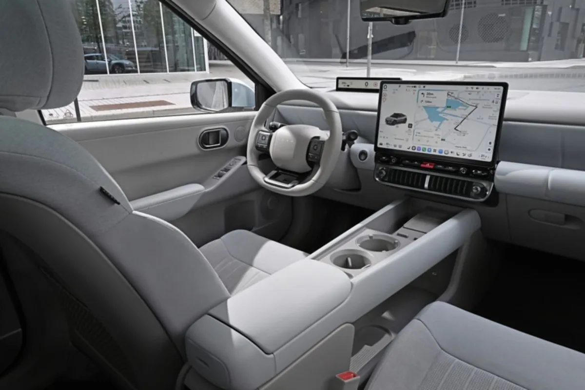 Wnętrze Hyundaia IONIQ 3 z ekranem systemu PLEOS Connect