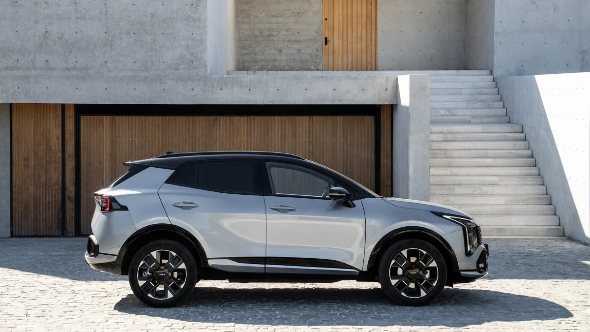 Kia Sportage GT-Line z boku w kolorze Lunar Silver