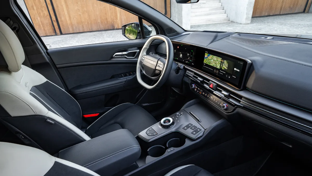 Wnętrze Kii Sportage GT-Line z cyfrowymi ekranami i kierownicą