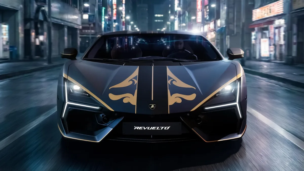 Lamborghini Revuelto Impavido z przodu ze złotymi motywami inspirowanymi Bushido